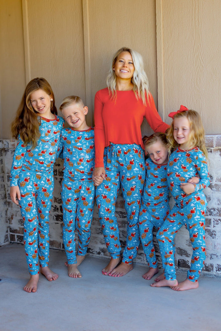 Santa & Highland Cattle Sleighs Women's Long Sleeve Pajama Set